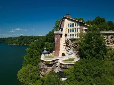 Уникальный замок на краю скалы в Алабаме за $4,9 миллиона. Вертолетная площадка прилагается