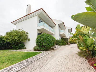 Residential complex Moradia T3 Renovada em Condomínio com Piscina – Monte Estoril