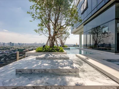 Complexe résidentiel High-rise residential complex with swimming pools and panoramic river views, Bangkok, Thailand