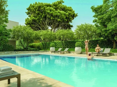Zespół mieszkaniowy New complex with a swimming pool, gardens and a parking near the hospital, Antibes, Cote d'Azur, France