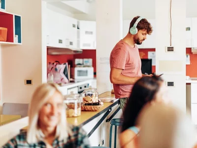“It's more expensive than regular rentals, but there are benefits.” All about trendy coliving spaces: expert commentary and personal experience