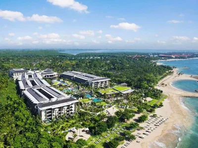 Zespół mieszkaniowy New residential complex of villas and apartments on the ocean shore in Nusa Dui, Bali, Indonesia