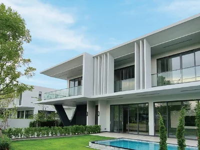 Zespół mieszkaniowy Complex of villas with a swimming pool, a park and a lake near the beach and a yacht club, Pattaya, Thailand