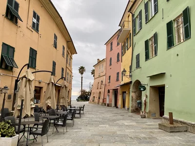 Еще один итальянский город распродает дома по 1 евро. Какие условия?