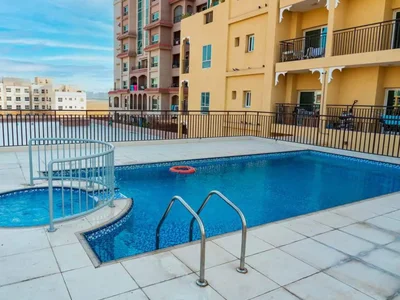 Zespół mieszkaniowy 7 Seasons Residence with a swimming pool and around-the-clock security, Dubai International City, Dubai, UAE