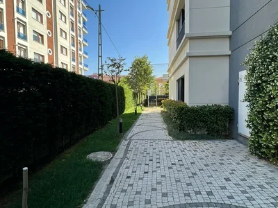 Zespół mieszkaniowy Residence with a swimming pool, a parking and around-the-clock security close to the highway, Istanbul, Turkey
