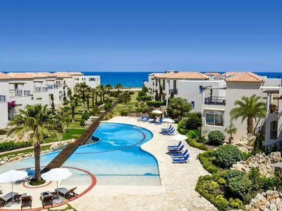 Zespół mieszkaniowy Beachfront residence with a swimming pool and a restaurant, Chania, Greece