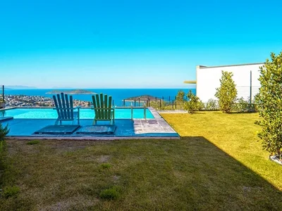 Villa Exclusive five-bedroom villas with direct sea views.