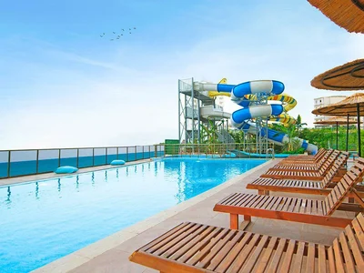 Zespół mieszkaniowy Residence with swimming pools, an aquapark and a mini golf course at 80 meters from the sea, Mersin, Turkey