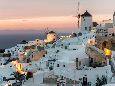 Греческий остров Санторини — живописный архипелаг в Эгейском море с белыми домами и впечатляющими закатами