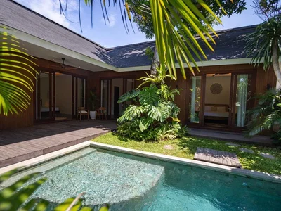 Zespół mieszkaniowy Complex of furnished villas with swimming pool, 10 minutes away from Sanur Beach, Bali, Indonesia