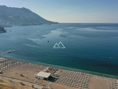 Edificio de apartamentos with a sea view 200m from Bečići beach