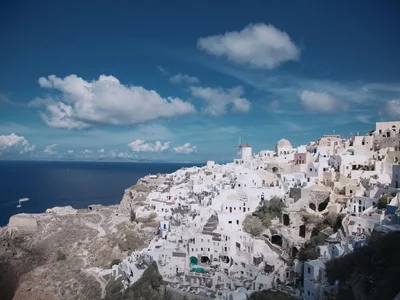 Что бы вы купили за €36,000 в Греции: ветхий таунхаус в горах или небольшую студию в центре Афин?