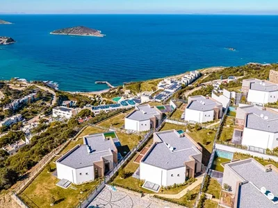 Villa Exclusive five-bedroom villas with direct sea views.