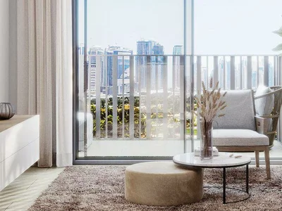 Complexe résidentiel The Portman residential complex with a swimming pool and lounge areas close to Burj Khalifa and Dubai Marina, JVC, Dubai, UAE