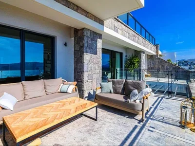 Complexe résidentiel Duplex 5+1 apartments on the seafront in Bodrum.