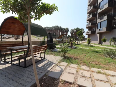 Wohngebäude Wohnung in einer Anlage mit Pool in Strandnähe in Mersin Çeşmeli