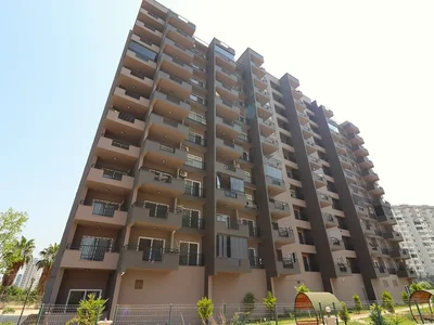 Wohngebäude Wohnung in einer Anlage mit Pool in Strandnähe in Mersin Çeşmeli