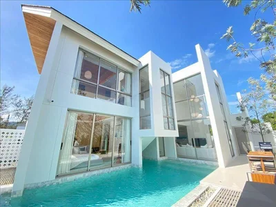 Complexe résidentiel New complex of villas with swimming pools close to beaches, Phuket, Thailand