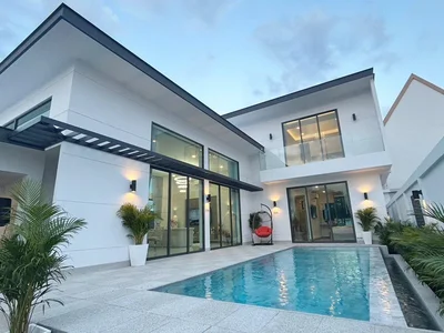 Zespół mieszkaniowy Two-storey furnished villas with pools in a new complex, Pattaya, Thailand