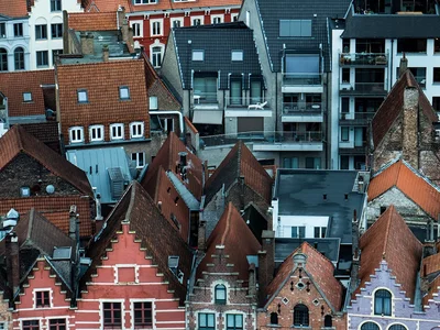 Ein kleines Haus im Zentrum von Brügge. In Belgien steht ein ungewöhnlicher Wohnraum auf dem Dach zum Verkauf