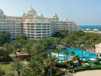 Wohnanlage Luxury complex of furnished apartments Kempinski Residences with a 5-star hotel and a private beach, Palm Jumeirah, Dubai, UAE