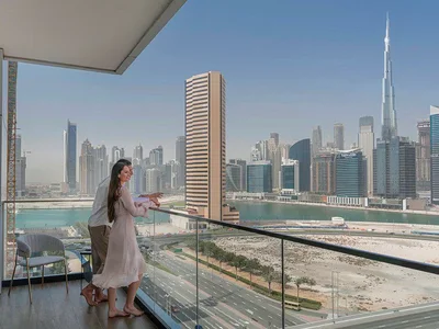 Complejo residencial SOL BAY Residence with a swimming pool and a view of Burj Khalifa, Business Bay, Dubai, UAE