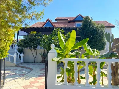Villa Fully furnished 5-bedroom villa 200 m² 150 meters from the beach.