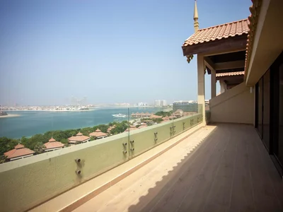 Zespół mieszkaniowy Luxury penthouses in a prestigious beachfront complex, Palm Jumeirah, Dubai, UAE