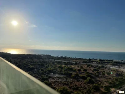 Quartier résidentiel Dans un bel immeuble, vue sur la mer, entierement meuble