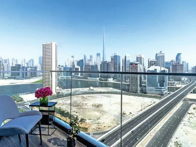 Complejo residencial SOL BAY Residence with a swimming pool and a view of Burj Khalifa, Business Bay, Dubai, UAE