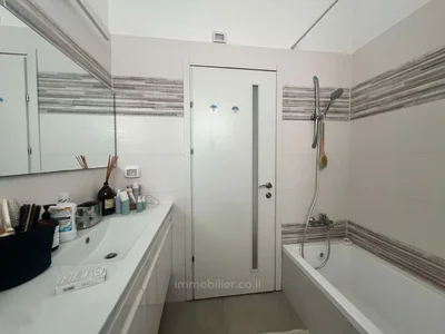 Quartier résidentiel Mangifique 3 pièces de 100m2 dans un immeuble neuf pres de frishman et de la mer! ascenseur, mamad, parking
