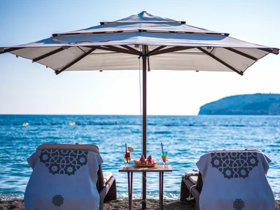 Всего две спальни, но есть приватный пляж. Как выглядит «трешка» в Черногории, которая стоит €1,025,000?