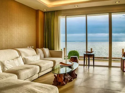 Zespół mieszkaniowy Low-rise beachfront residence with a swimming pool, Pattaya, Thailand