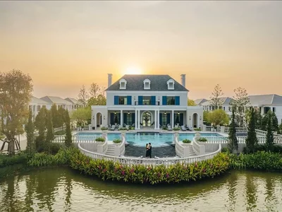 Zespół mieszkaniowy Complex of villas with a swimming pool and a park close to the airport, Bangkok, Thailand