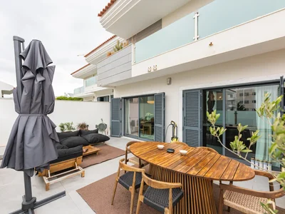 Residential complex Moradia T3 Renovada em Condomínio com Piscina – Monte Estoril