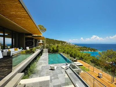Villa An exclusive five-bedroom villa within the Kempinski Residences complex.