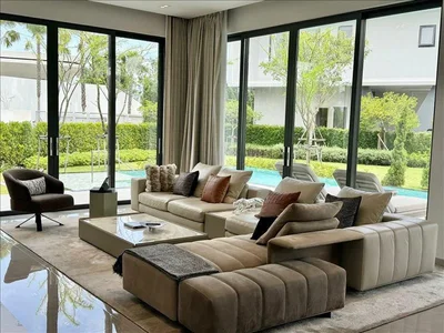 Zespół mieszkaniowy Complex of villas with a swimming pool, a park and a lake near the beach and a yacht club, Pattaya, Thailand