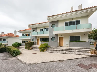 Complejo residencial Moradia T3 Renovada em Condomínio com Piscina – Monte Estoril