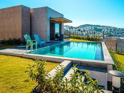 Villa Exclusive five-bedroom villas with direct sea views.