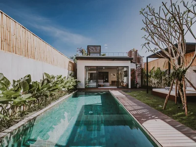 Zespół mieszkaniowy New guarded complex of villas near the ocean, Bali, Indonesia